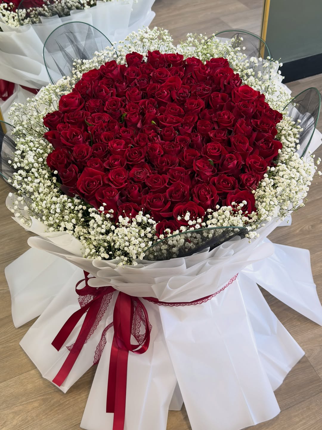 دسته گل ۱۰۰ شاخه رز قرمز ممتاز برای سفارش گل در تهران - لاکچری‌ترین هدیه عاشقانه با کیفیت بی‌نظیر و ارسال فوری